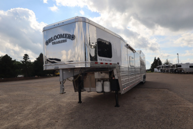 New 2025 Bloomer 4HR PC Side Ld LQ w/ Mid-Tack Horse Trailer
