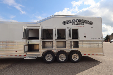 New 2025 Bloomer 4HR PC Side Ld LQ w/ Mid-Tack Horse Trailer