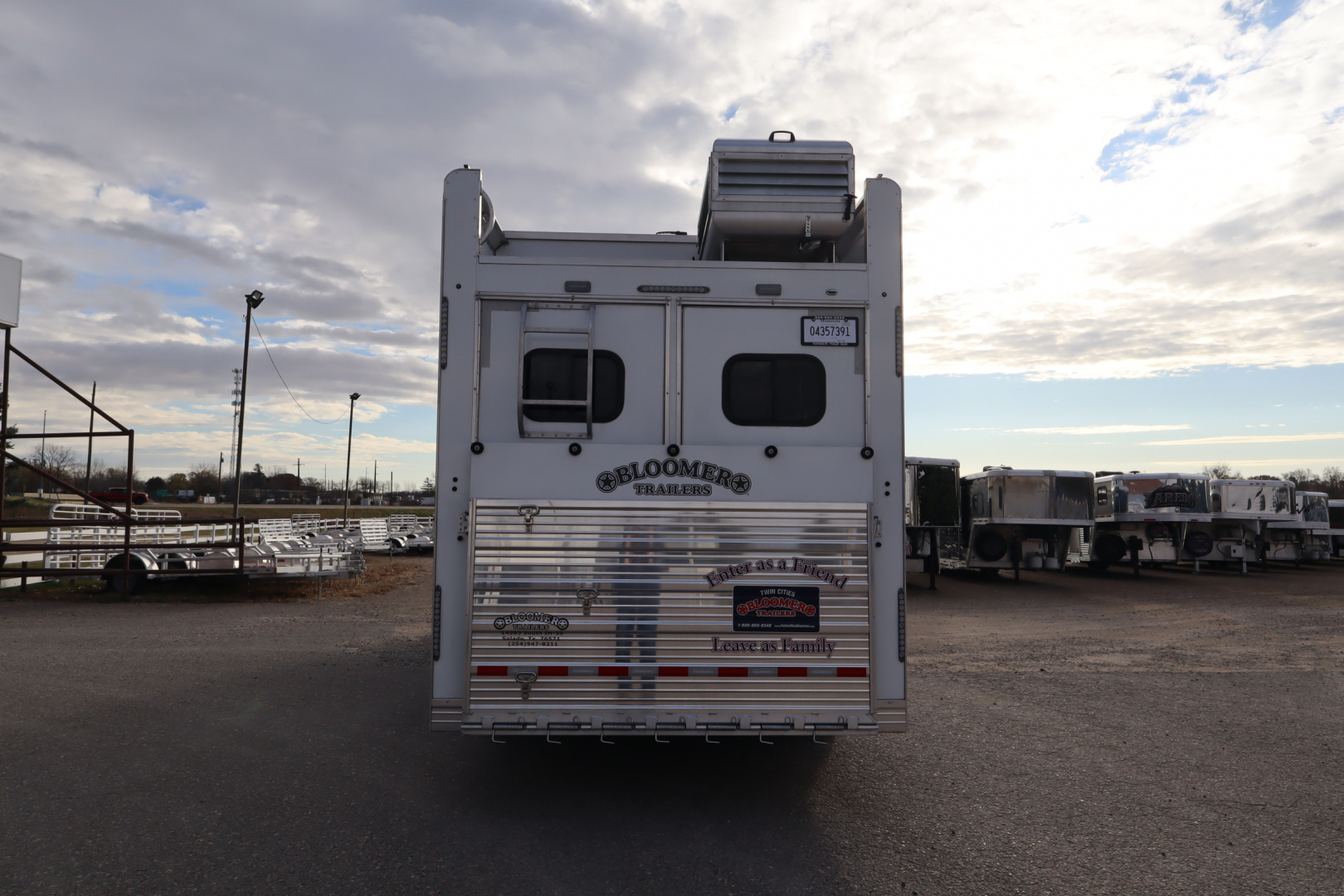 New 2024 Bloomer 3 Horse LQ Slide Out Trailer