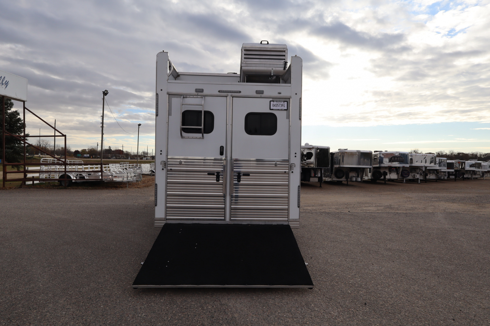 New 2024 Bloomer 3 Horse LQ Slide Out Trailer