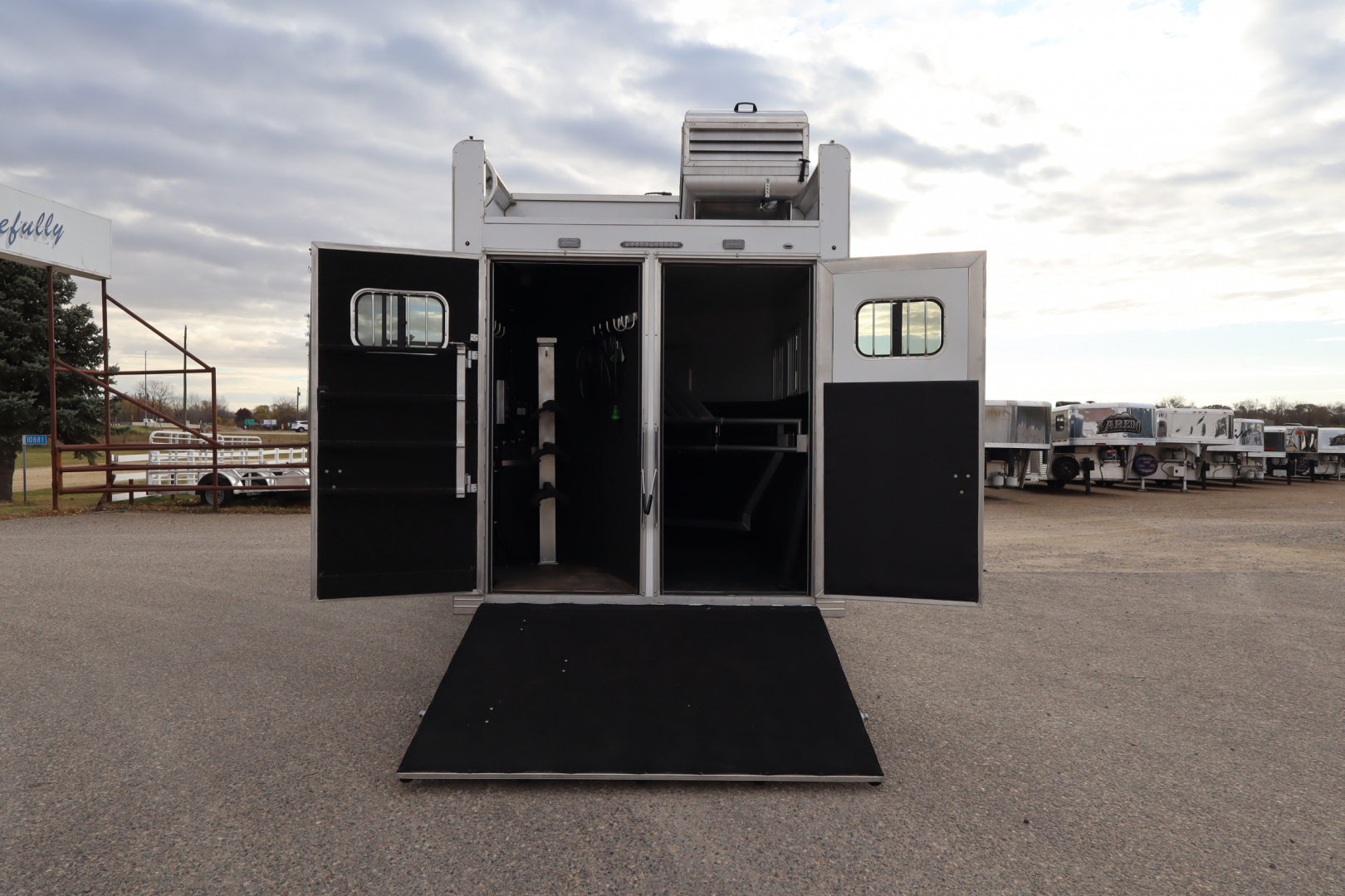 New 2024 Bloomer 3 Horse LQ Slide Out Trailer