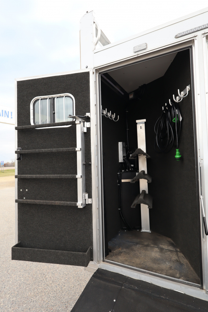 New 2024 Bloomer 3 Horse LQ Slide Out Trailer