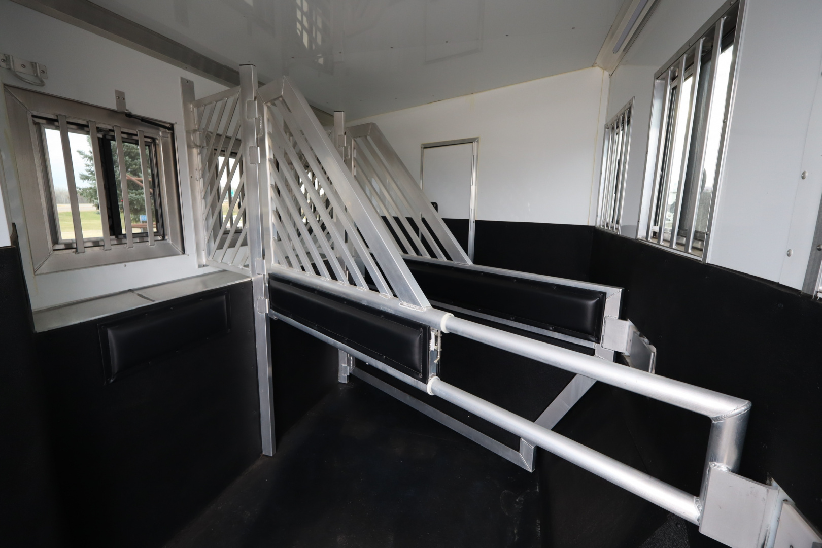 New 2024 Bloomer 3 Horse LQ Slide Out Trailer