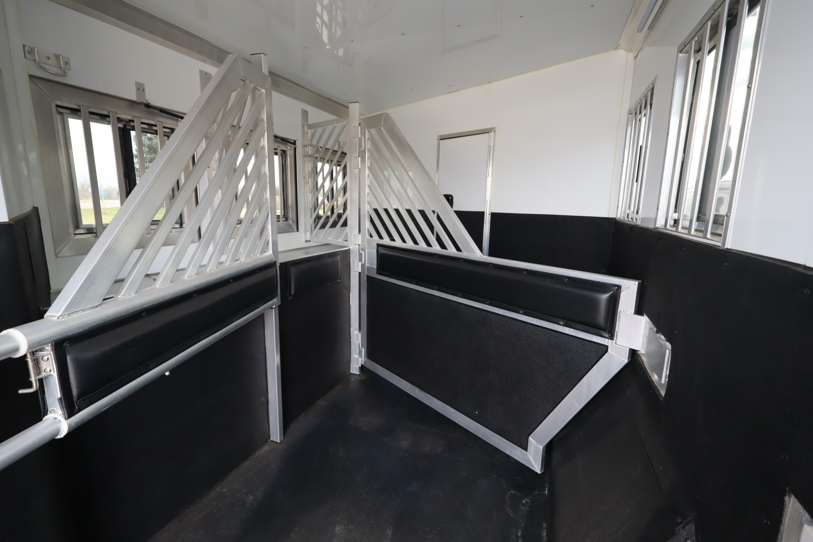 New 2024 Bloomer 3 Horse LQ Slide Out Trailer