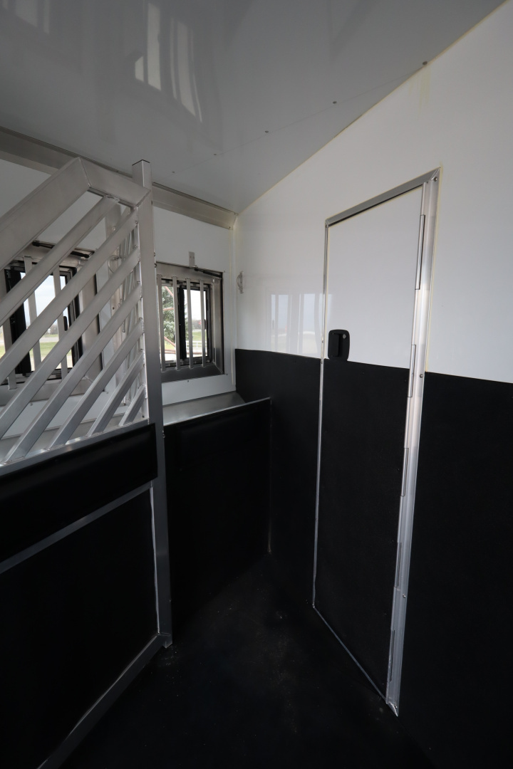 New 2024 Bloomer 3 Horse LQ Slide Out Trailer