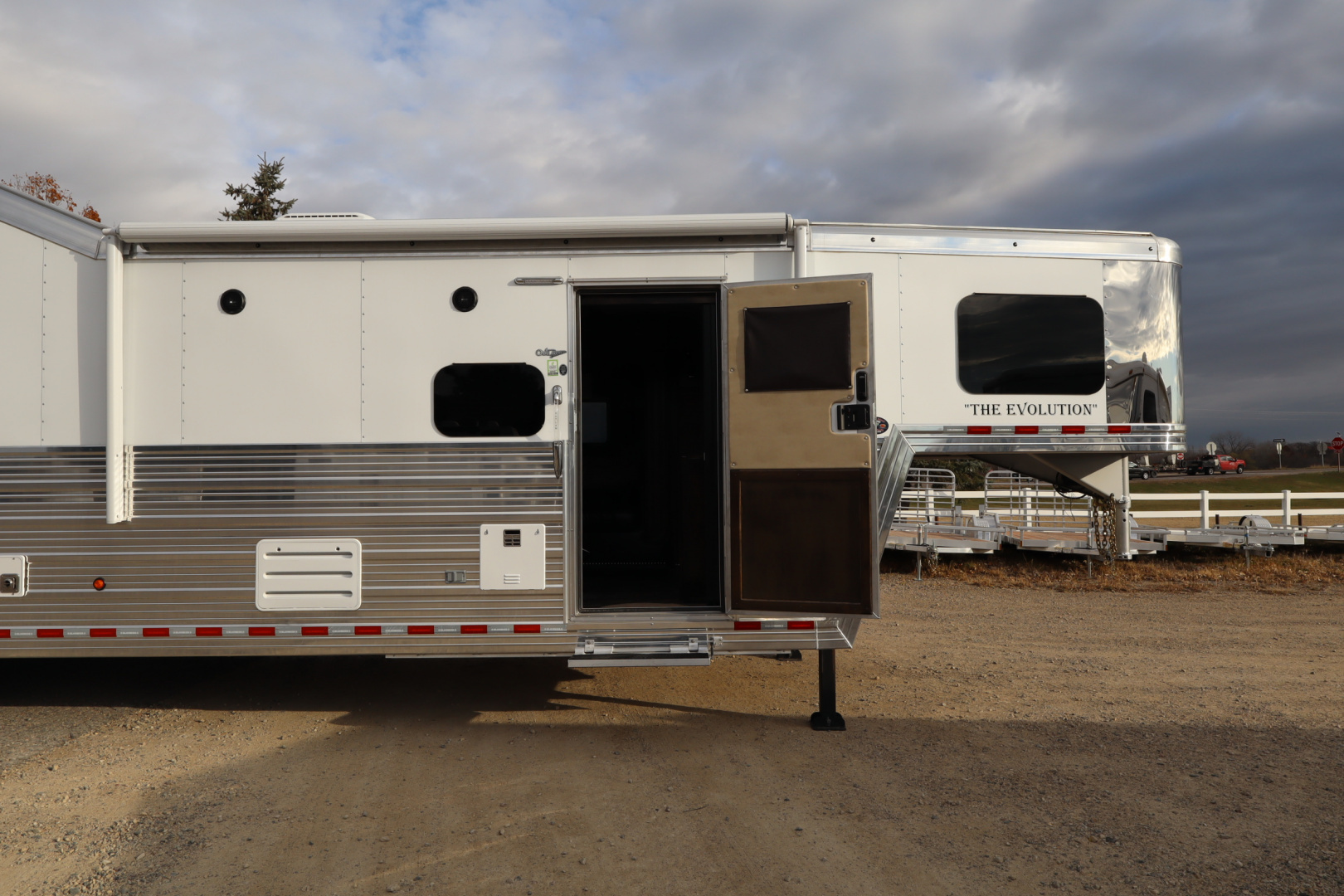 New 2024 Bloomer 3 Horse LQ Slide Out Trailer