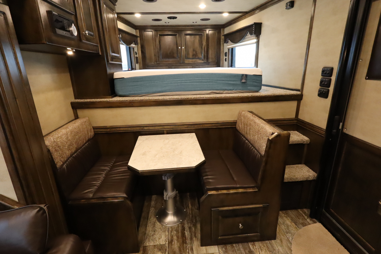 New 2024 Bloomer 3 Horse LQ Slide Out Trailer