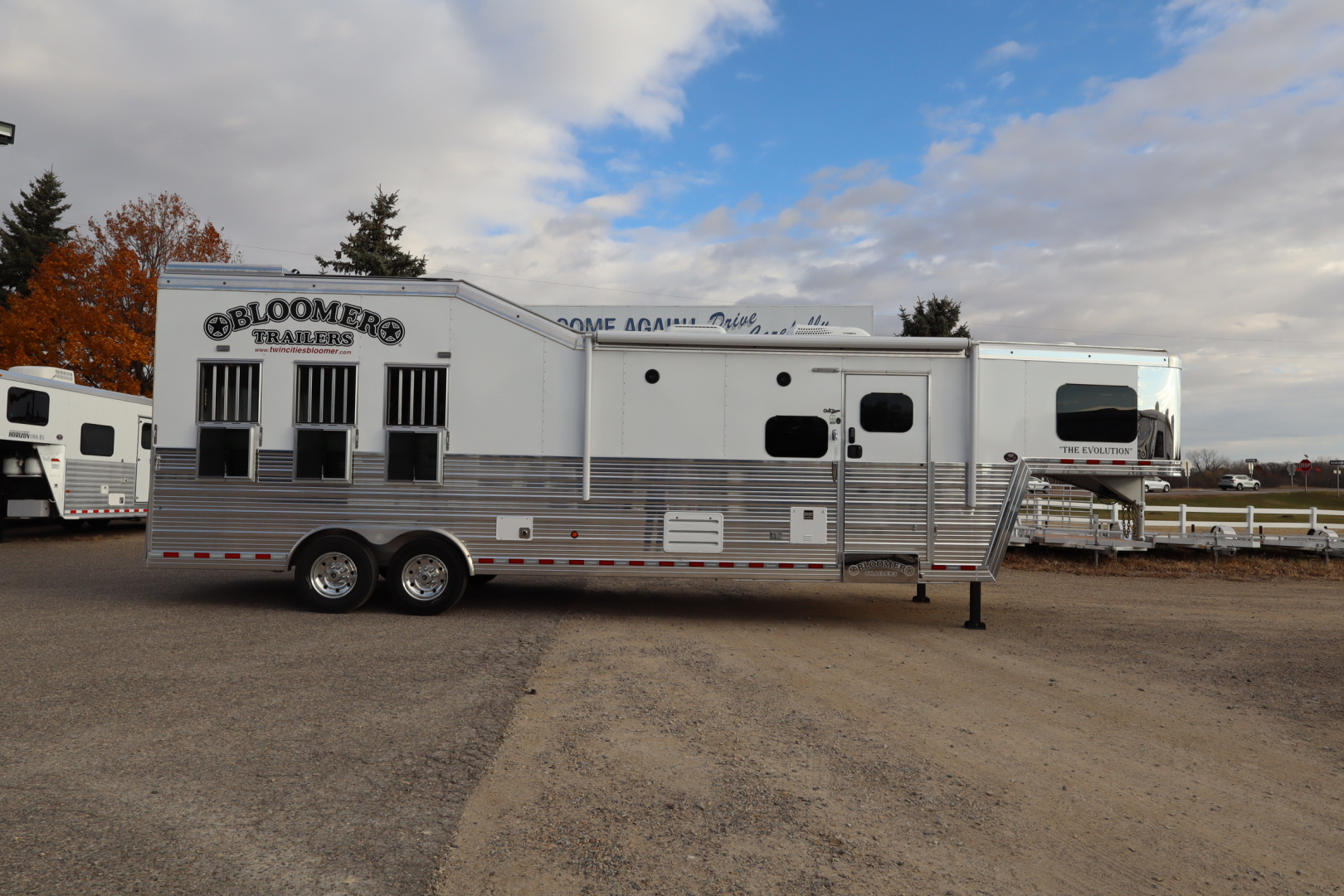 New 2024 Bloomer 3 Horse LQ Slide Out Trailer