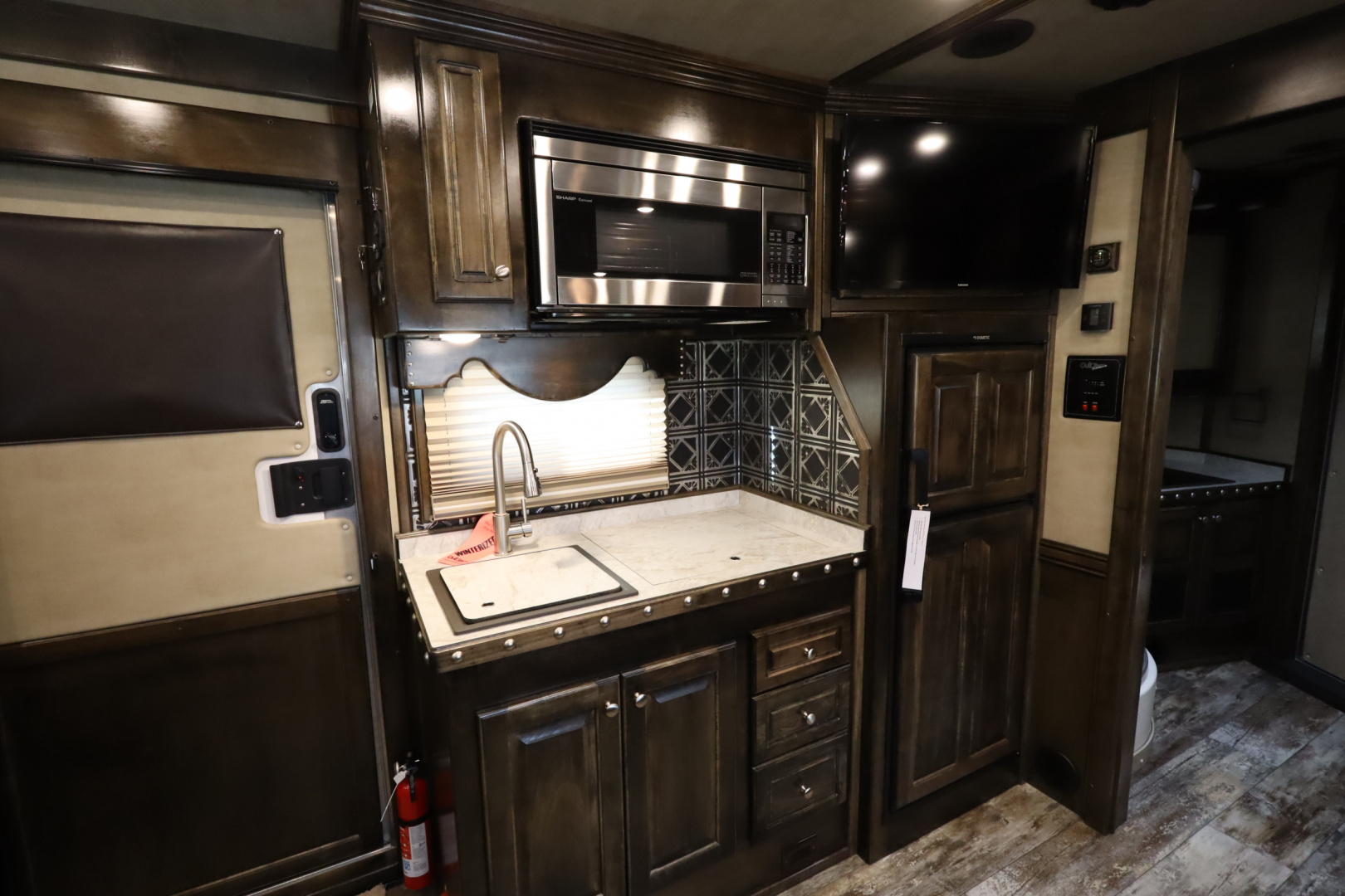 New 2024 Bloomer 3 Horse LQ Slide Out Trailer