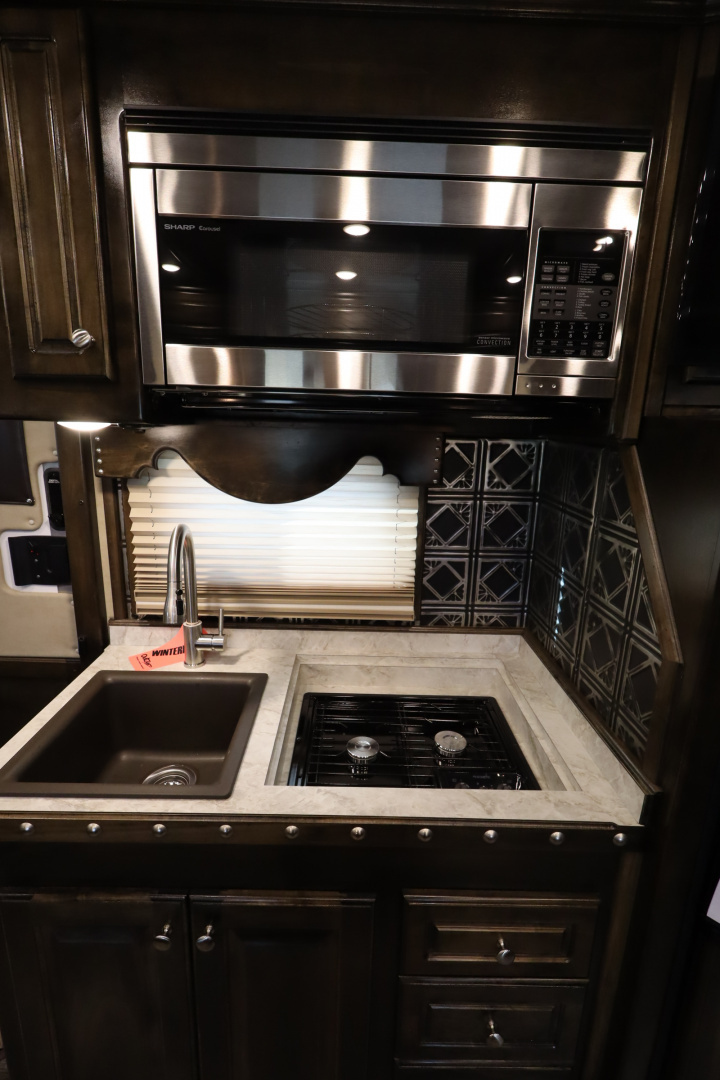 New 2024 Bloomer 3 Horse LQ Slide Out Trailer