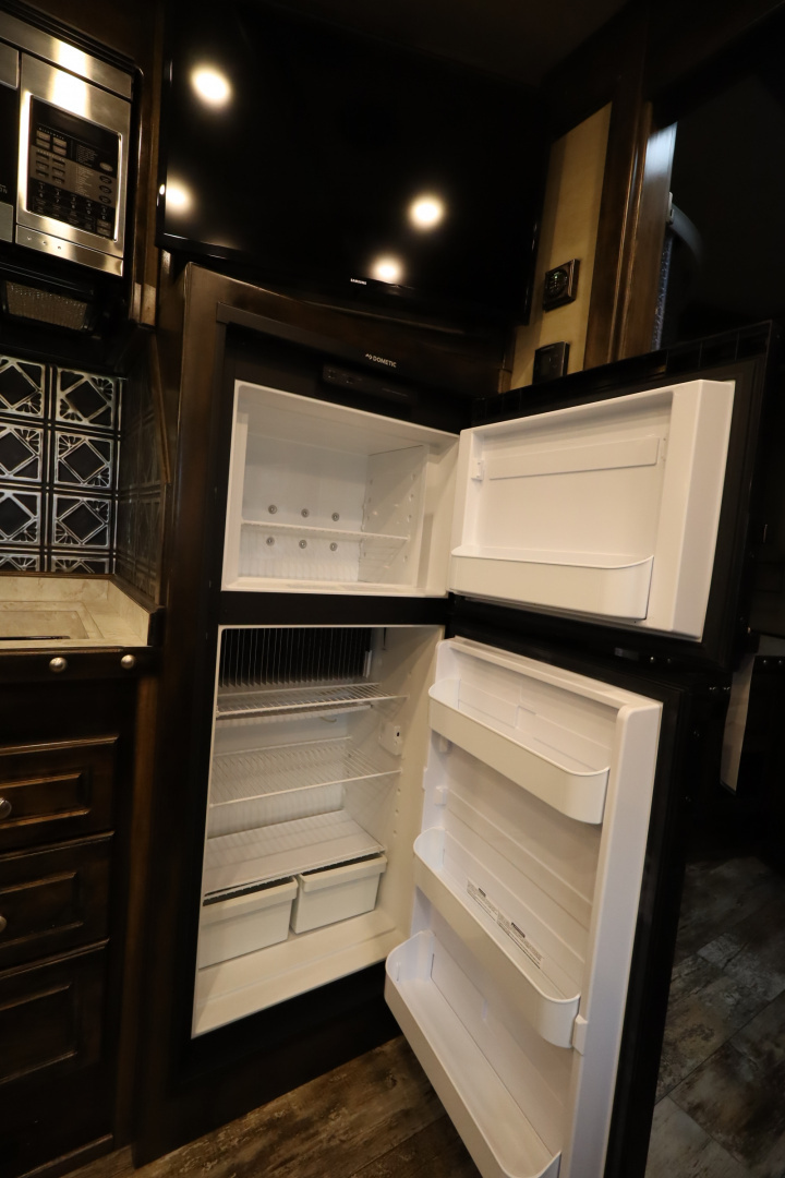 New 2024 Bloomer 3 Horse LQ Slide Out Trailer