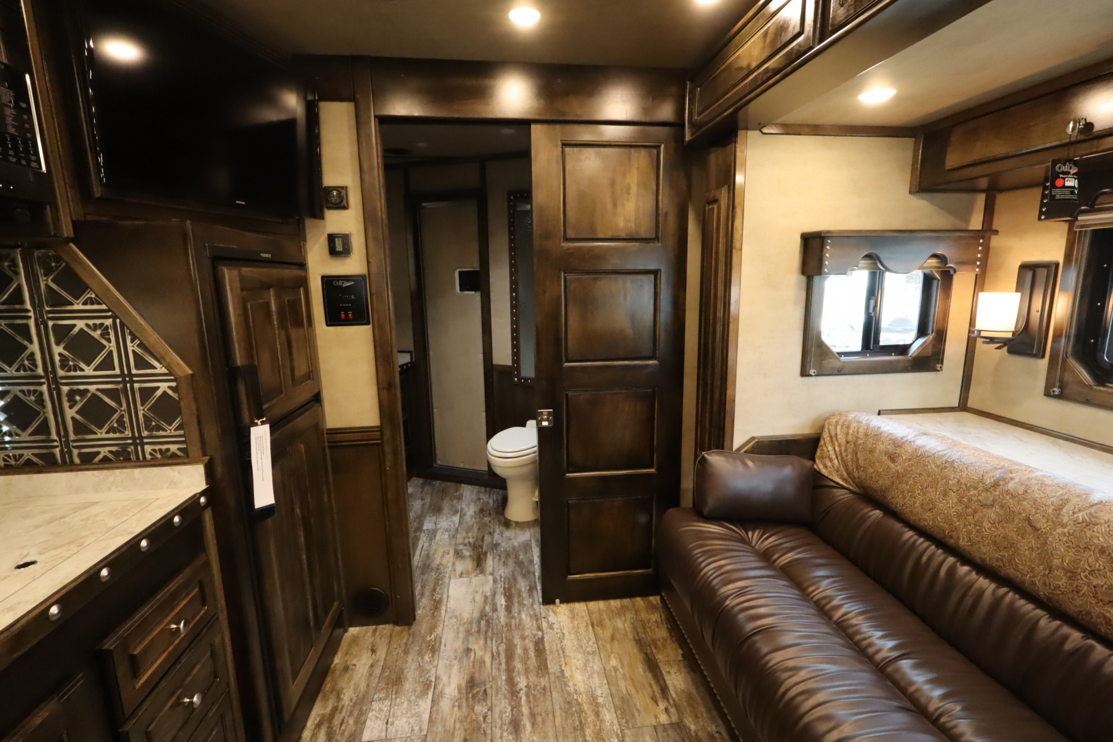 New 2024 Bloomer 3 Horse LQ Slide Out Trailer