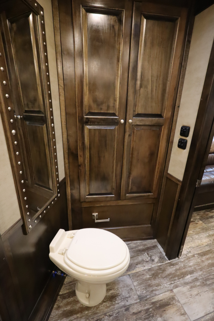 New 2024 Bloomer 3 Horse LQ Slide Out Trailer