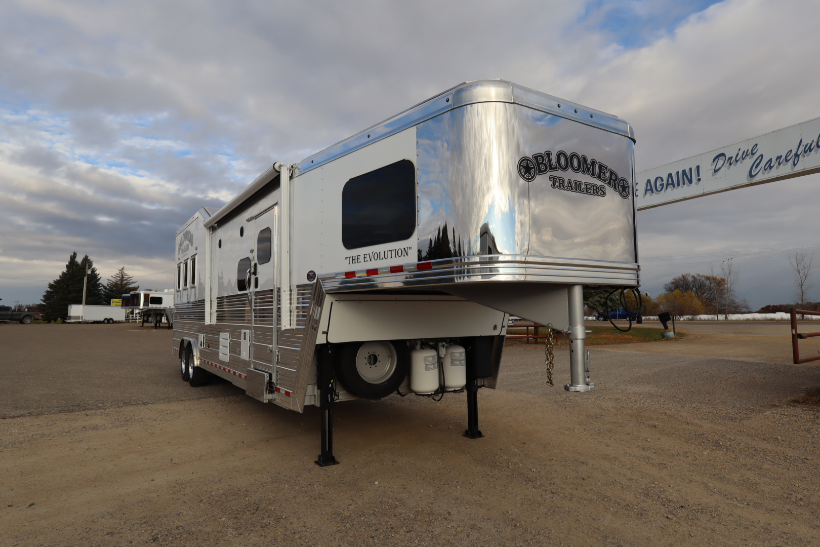 New 2024 Bloomer 3 Horse LQ Slide Out Trailer