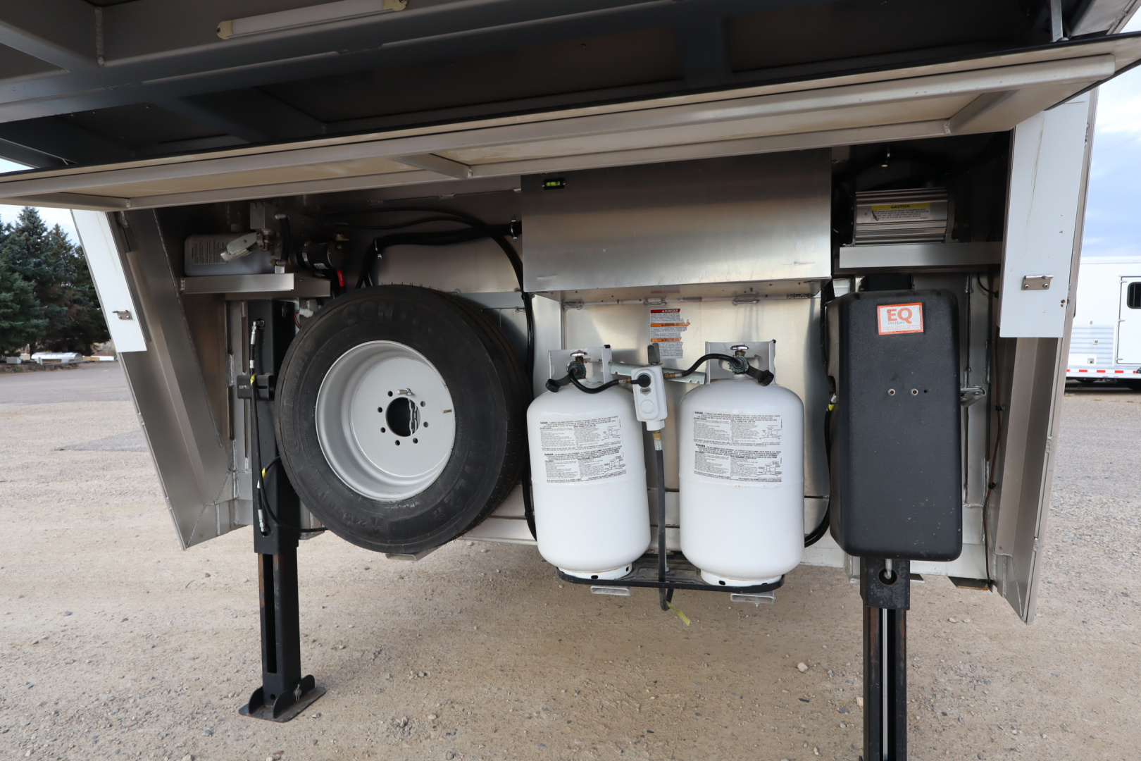 New 2024 Bloomer 3 Horse LQ Slide Out Trailer