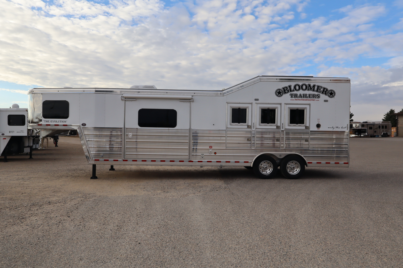 New 2024 Bloomer 3 Horse LQ Slide Out Trailer