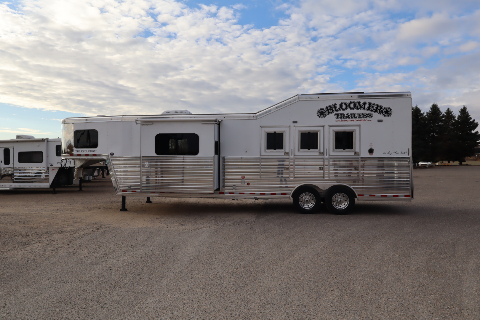 New 2024 Bloomer 3 Horse LQ Slide Out Trailer
