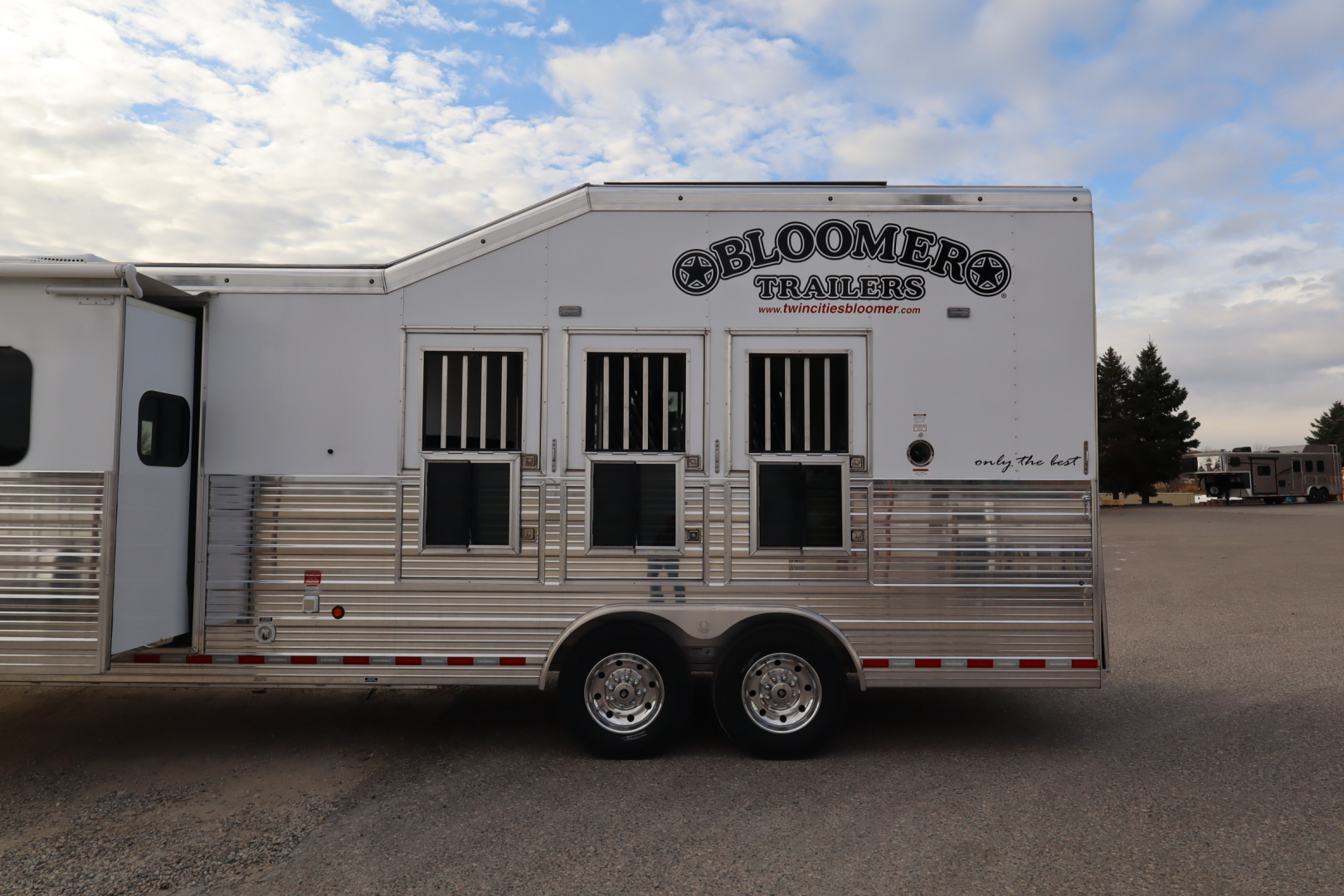 New 2024 Bloomer 3 Horse LQ Slide Out Trailer