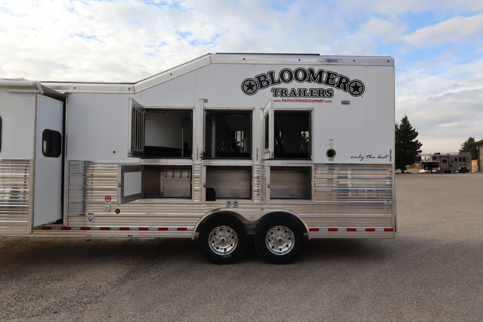New 2024 Bloomer 3 Horse LQ Slide Out Trailer