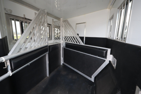 New 2024 Bloomer 3 Horse LQ Slide Out Trailer