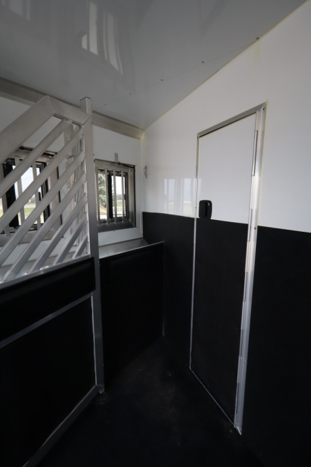 New 2024 Bloomer 3 Horse LQ Slide Out Trailer