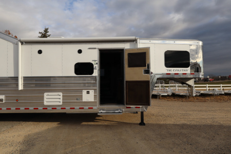 New 2024 Bloomer 3 Horse LQ Slide Out Trailer