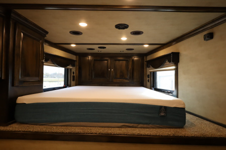 New 2024 Bloomer 3 Horse LQ Slide Out Trailer