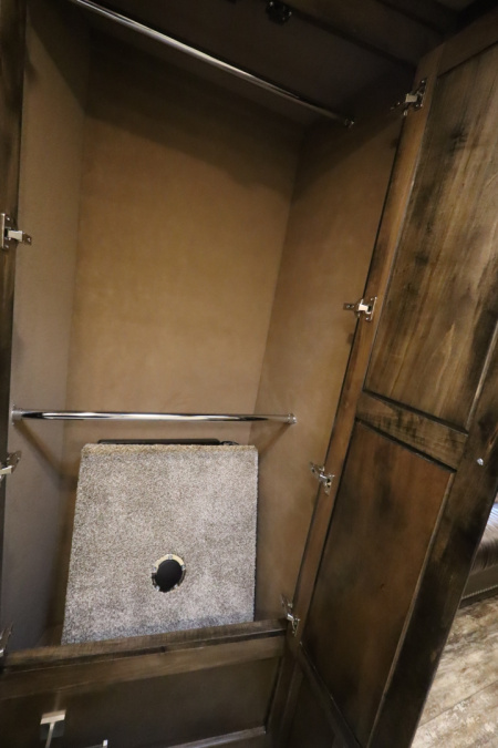 New 2024 Bloomer 3 Horse LQ Slide Out Trailer