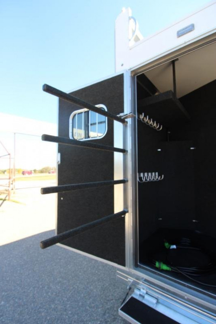 New 2025 Bloomer 4 Horse LQ Slide-out Trailer