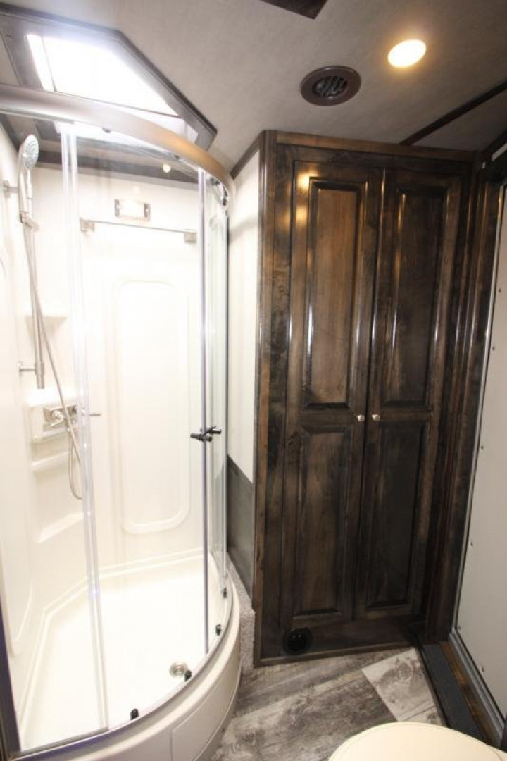 New 2025 Bloomer 4 Horse LQ Slide-out Trailer