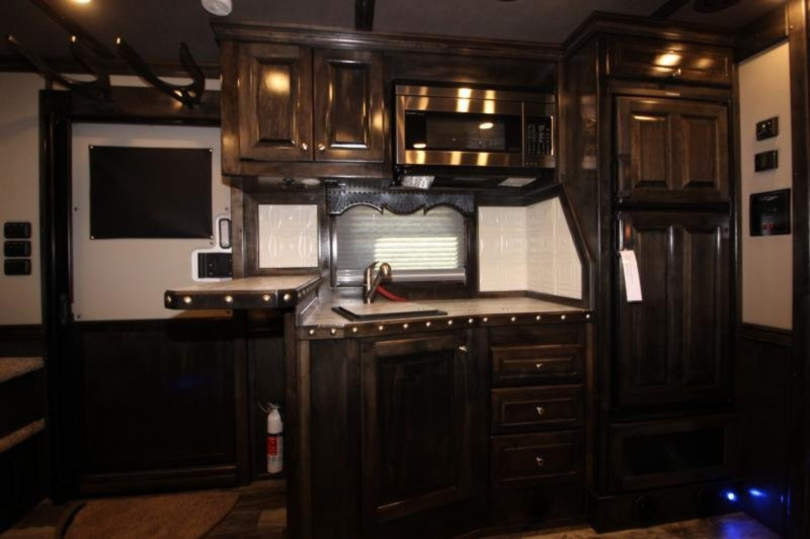 New 2025 Bloomer 4 Horse LQ Slide-out Trailer