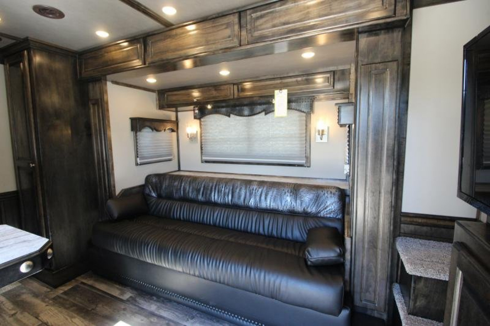 New 2025 Bloomer 4 Horse LQ Slide-out Trailer