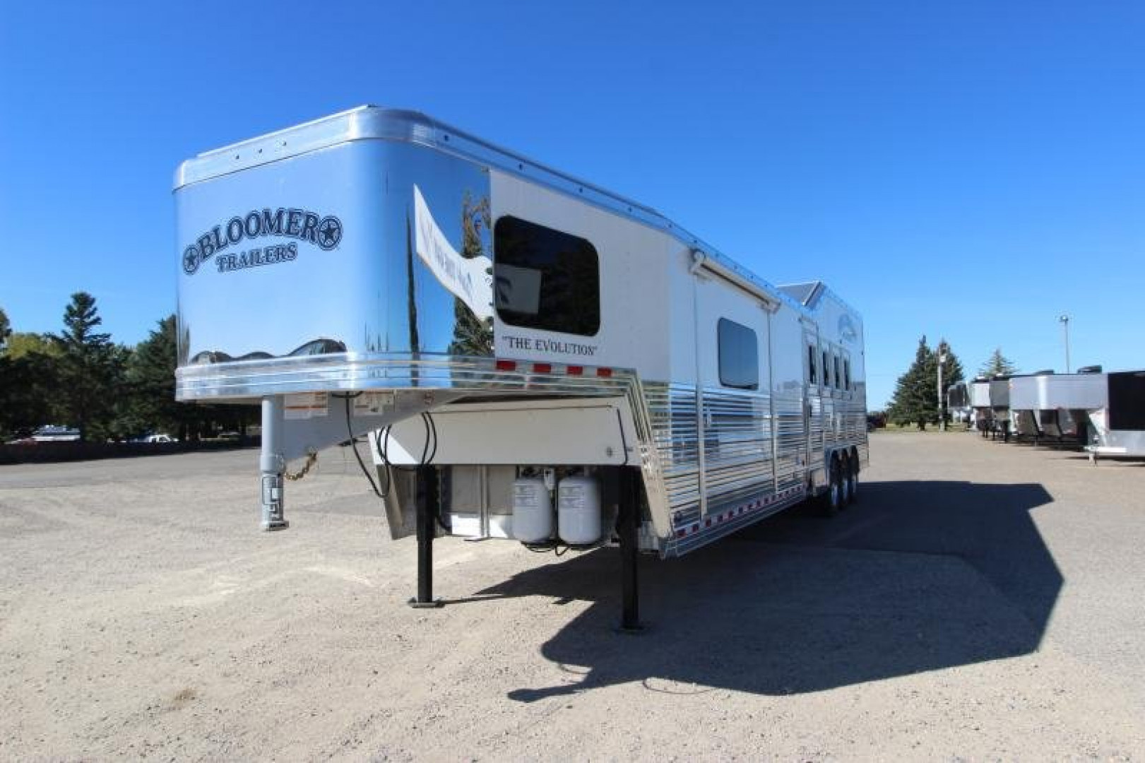 New 2025 Bloomer 4 Horse LQ Slide-out Trailer