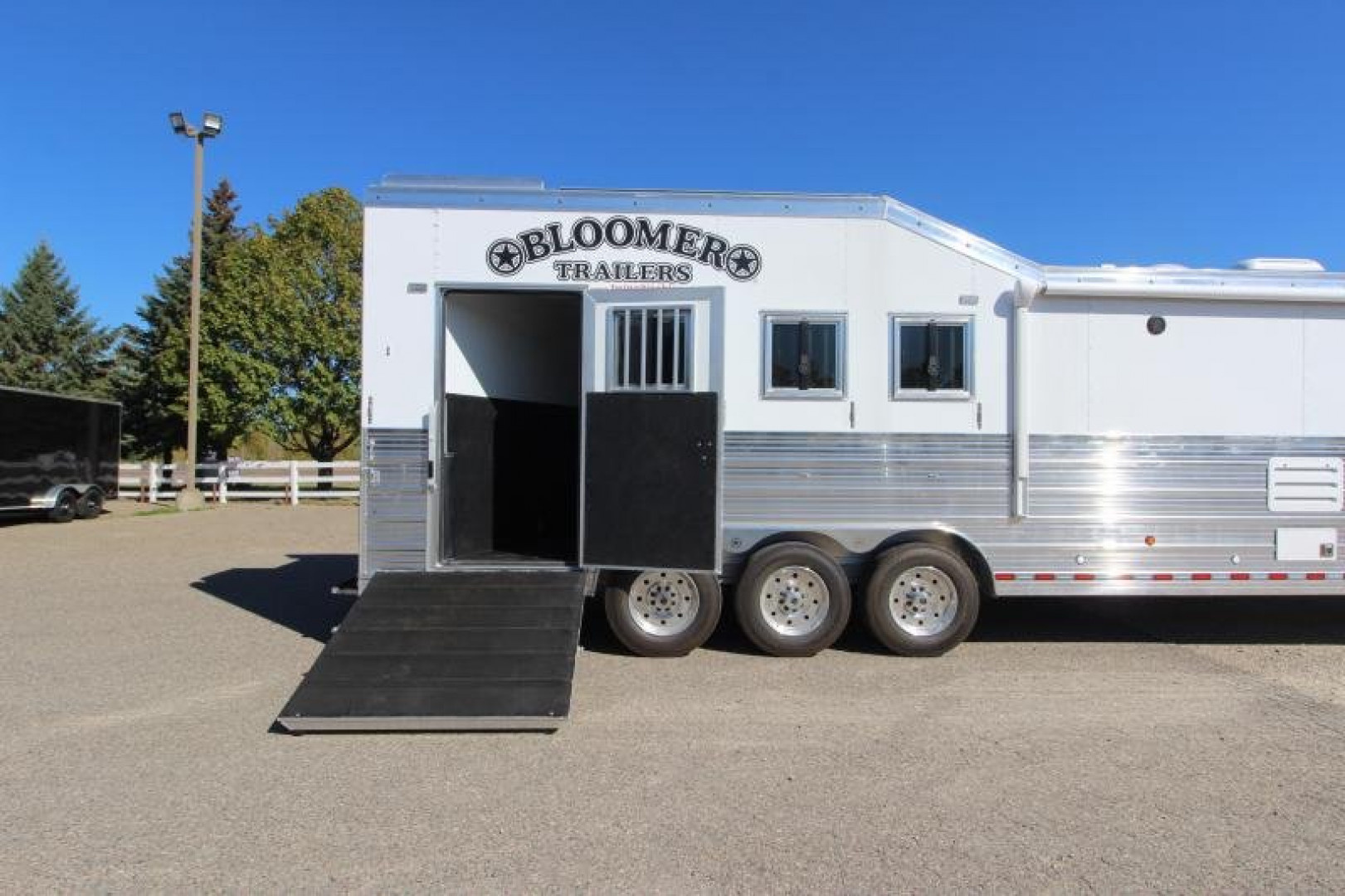 New 2025 Bloomer 4 Horse LQ Slide-out Trailer