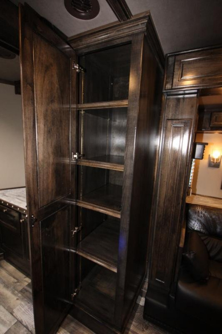 New 2025 Bloomer 4 Horse LQ Slide-out Trailer