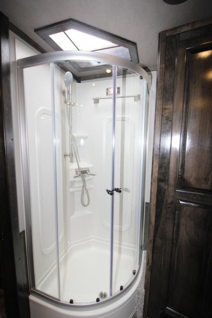 New 2025 Bloomer 4 Horse LQ Slide-out Trailer