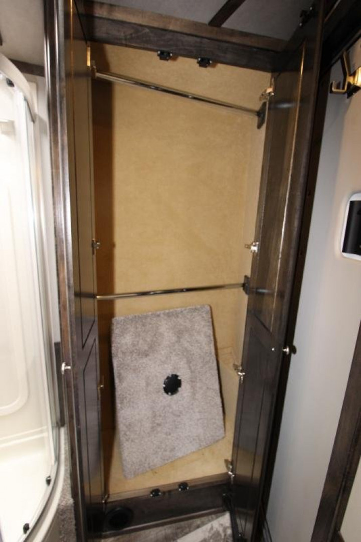 New 2025 Bloomer 4 Horse LQ Slide-out Trailer