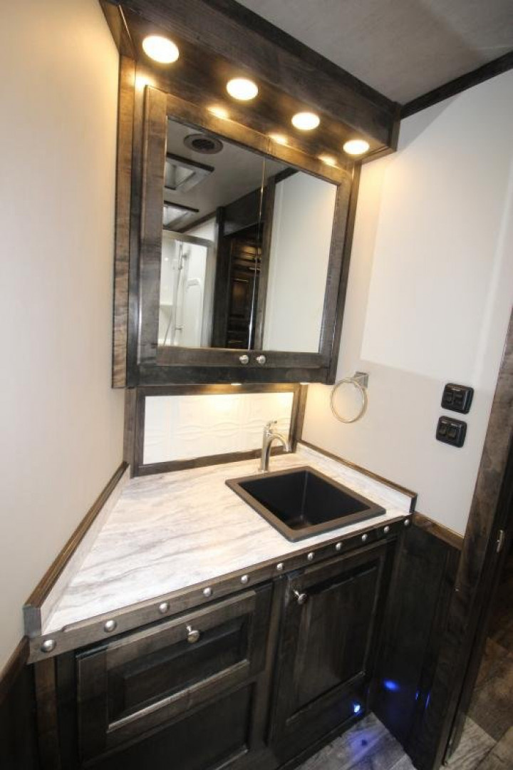 New 2025 Bloomer 4 Horse LQ Slide-out Trailer