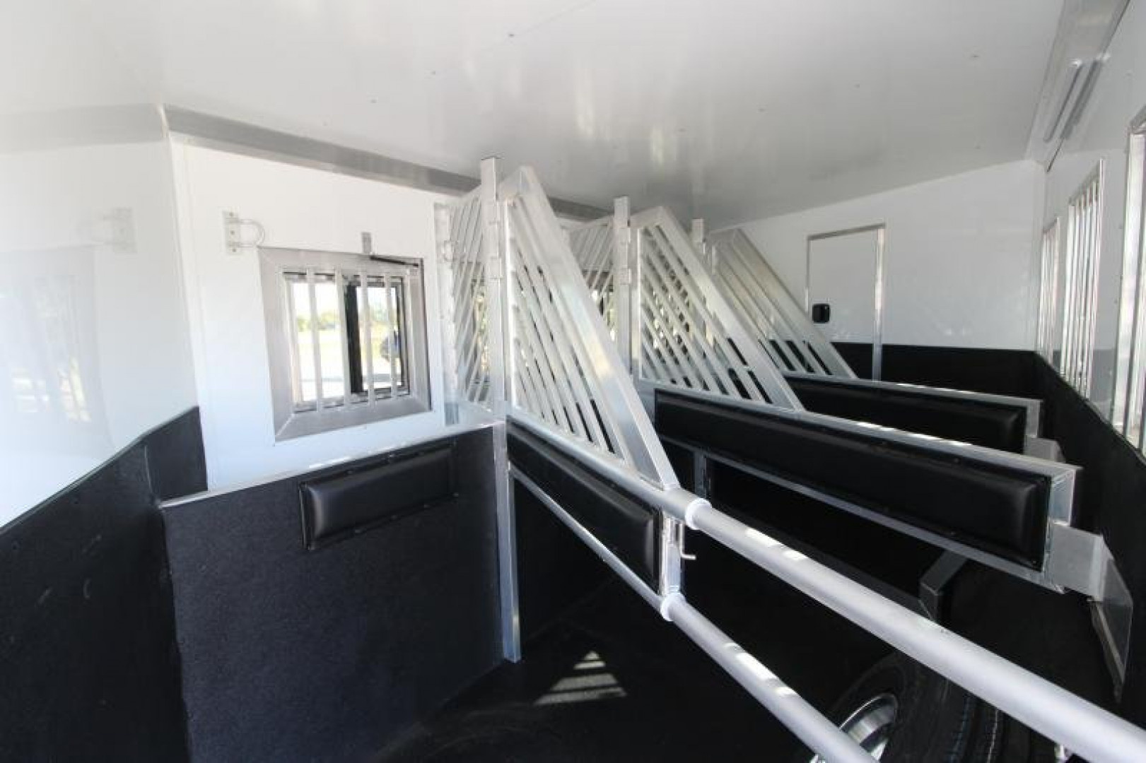 New 2025 Bloomer 4 Horse LQ Slide-out Trailer