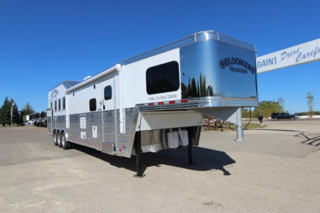 New 2025 Bloomer 4 Horse LQ Slide-out Trailer