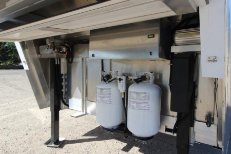 New 2025 Bloomer 4 Horse LQ Slide-out Trailer