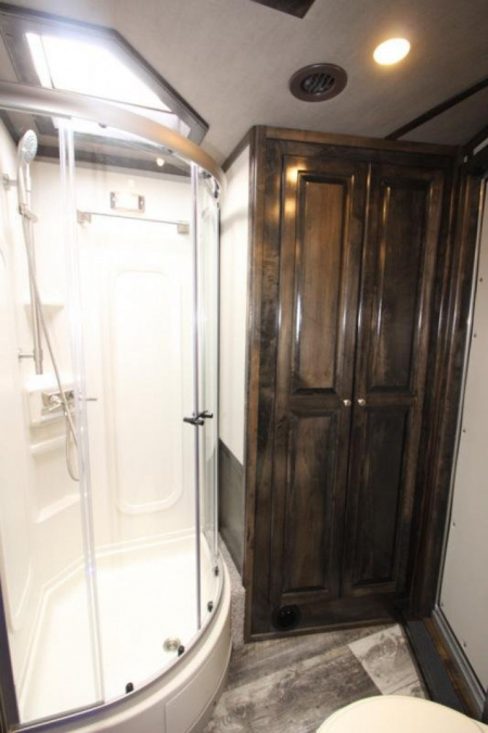 New 2025 Bloomer 4 Horse LQ Slide-out Trailer