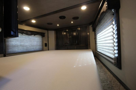 New 2025 Bloomer 4 Horse LQ Slide-out Trailer