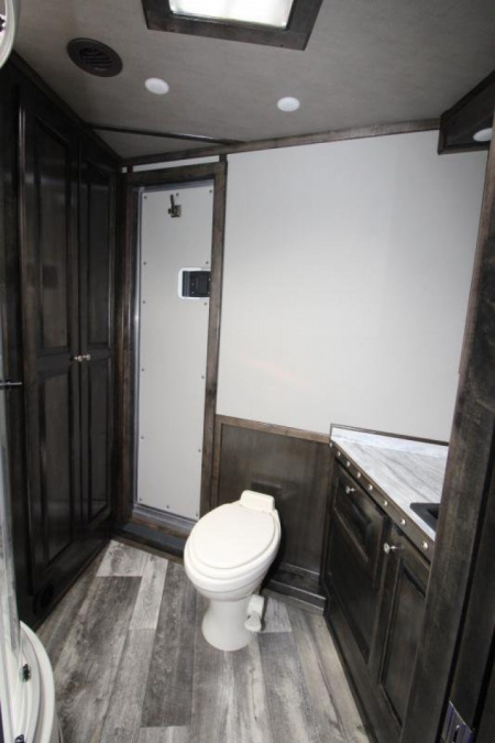 New 2025 Bloomer 4 Horse LQ Slide-out Trailer