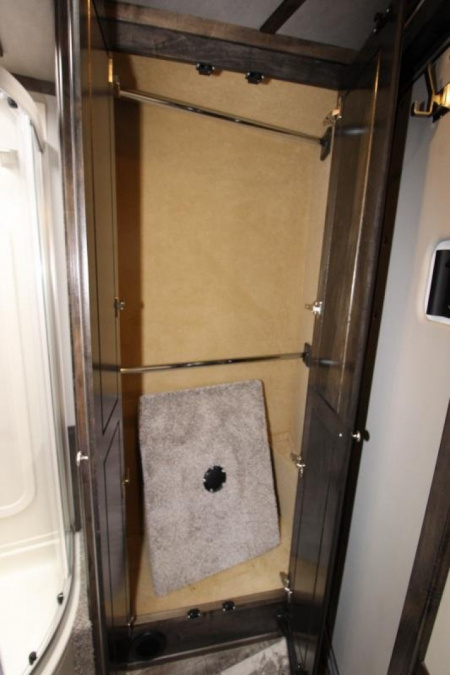 New 2025 Bloomer 4 Horse LQ Slide-out Trailer