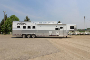 New 2024 Bloomer 4HR PC Load 17' LQ BUNK BEDS Horse Trailer