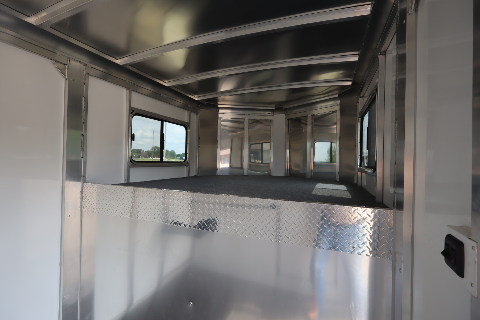 New 2023 Sundowner Trailers 2+1 Gooseneck Horse Trailer