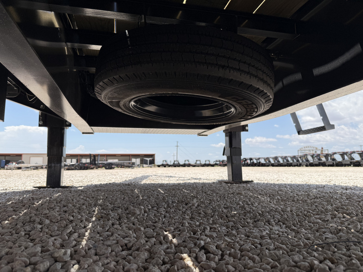 New 2025 Diamond C 102"x40' Engineered Beam FMAX216 w/ Max Ramps - Pacesetter Edition