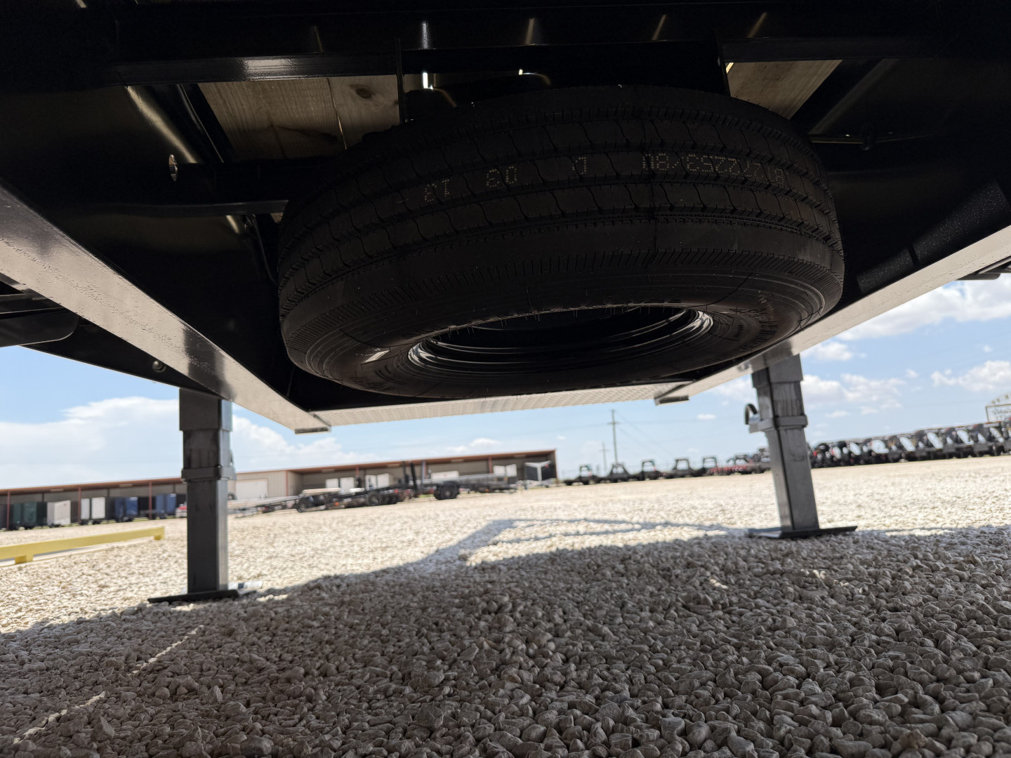 New 2025 Diamond C 102"x40' Engineered Beam FMAX210 w/ Max Ramps