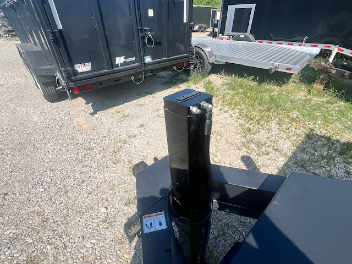 New 2025 Hillcrest Trailers 7x16 17.6 w/ tube ramps and hyd jack Dump Trailer